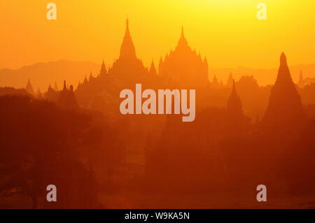 Sagome dei templi della rovina della città di Bagan presso sunrise, Myanmar, Asia Foto Stock