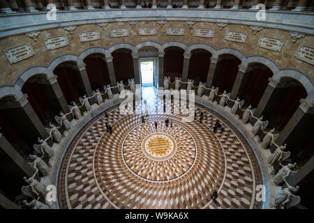 I turisti a piedi attorno al Befreiungshalle (Hall di Liberazione) sul Monte Michelsberg sopra la città di Kelheim, Baviera, Germania, Europa Foto Stock