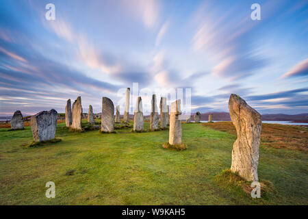 Il Lewisian gneiss cerchio di pietra a Callanish su un inizio di mattina autunnale con la formazione di nubi sopra, isola di Lewis, Ebridi Esterne, Scotland, Regno Unito Foto Stock