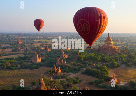 Alba su antichi templi da una mongolfiera, Bagan (pagano), centro del Myanmar, Myanmar (Birmania), Asia Foto Stock