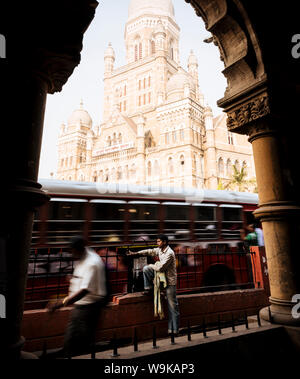 Visualizzazione attraverso l'arco di Mumbai Municipal Corporation building, Mumbai (Bombay), India, Asia del Sud Foto Stock