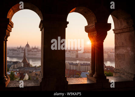 Vista dal Bastione del Pescatore oltre il Fiume Danubio e il Parlamento ungherese edificio all'alba, Budapest, Ungheria, Europa Foto Stock