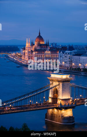 Vista sul fiume Danubio, il Ponte della Catena e il Parlamento ungherese edificio di notte, Sito Patrimonio Mondiale dell'UNESCO, Budapest, Ungheria, Europa