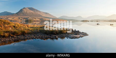 Il Lough Derryclare all'alba, Connemara, nella contea di Galway, Connacht, Repubblica di Irlanda, Europa Foto Stock