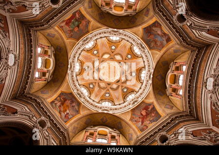 Il complesso geometrico soffitto barocco della chiesa di San Lorenzo, progettato dall'architetto Guarino Guarini nel XVII secolo, Torino, Piemonte, Italia Foto Stock