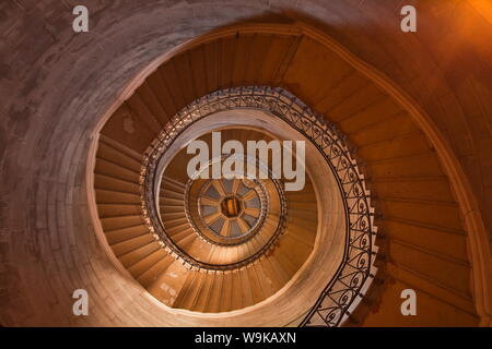 Una scala a spirale all'interno di Notre Dame de Fourviere, Lione, Rhone, Rhone-Alpes, Francia, Europa Foto Stock