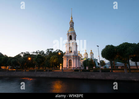 Torre campanaria Naval Cattedrale di San Nicola durante le notti bianche di San Pietroburgo, Russia Foto Stock