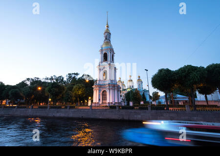 Torre campanaria Naval Cattedrale di San Nicola durante le notti bianche di San Pietroburgo, Russia Foto Stock