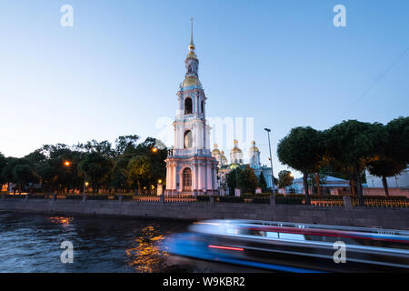 Torre campanaria Naval Cattedrale di San Nicola durante le notti bianche di San Pietroburgo, Russia Foto Stock