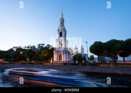 Torre campanaria Naval Cattedrale di San Nicola durante le notti bianche di San Pietroburgo, Russia Foto Stock