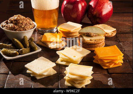 Cracker tagliare i formaggi Foto Stock