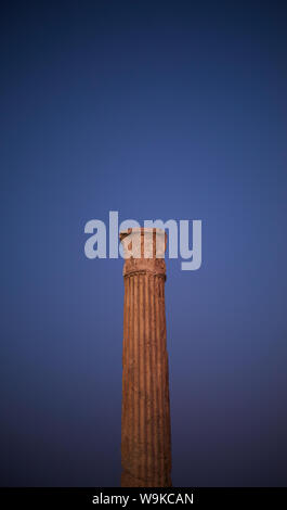 Il Greco antico pilastro con cielo blu sullo sfondo Foto Stock