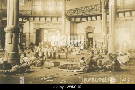 [ 1920s Giappone - grande terremoto di Kanto, Tokyo ] - persone sfollate dal grande terremoto di Kanto (Kanto Daishinsai) del 1 settembre 1923 (Taisho 12) all'interno di Tokyo stazione ferroviaria principale Sation. Testo originale: "I rifugiati all'interno della stazione di Tokyo' (東京駅内避難者). Xx secolo cartolina vintage. Foto Stock