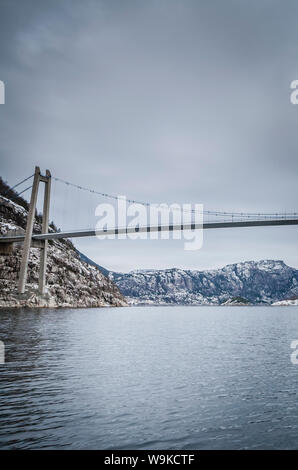 Un ponte di sospensione attraverso un fiordo vicino a Stavanger in Norvegia Foto Stock