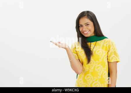 Giovane donna sorridente con le braccia aperte Foto Stock