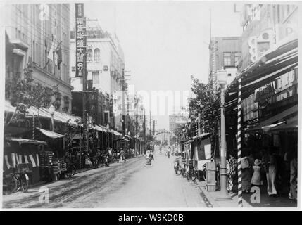 [ 1930 Giappone - Yokohama Memorial Hall ] - negozi e segni sul Bentendori a Yokohama, nella prefettura di Kanagawa durante il 1930s. Xx secolo gelatina vintage silver stampa. Foto Stock