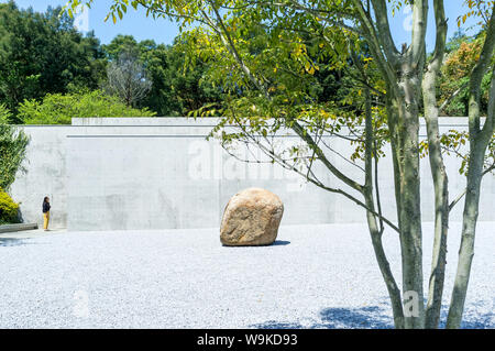 Aprile 20, 2019: Donna a piedi attraverso Tadao Ando opera in Naoshima, Giappone Foto Stock