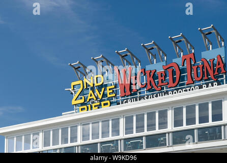 2° Ave Pier e Wicked Tonno Ristorante segno a Myrtle Beach SC, Stati Uniti d'America. Foto Stock