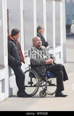 La RUSSIA, KAZAN 09-08-2019: disabilitato l'uomo guarda il musical parata militare Foto Stock