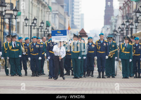 La RUSSIA, KAZAN 09-08-2019: uno strumento a fiato parade - un uomo con una piastra che dice Orchestra di Ulyanovsk Foto Stock