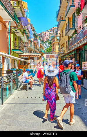 Manarola, La Spezia, Italia - Luglio 2, 2019: le persone camminare nella via principale di Manarola piccola città, Cinque Terre Foto Stock