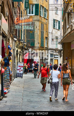 Genova, Italia - Luglio 06, 2019: la vecchia strada di Genova con la gente a piedi Foto Stock