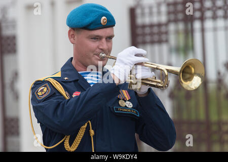 La RUSSIA, KAZAN 09-08-2019: uno strumento a fiato parade - uomo in costume blu suonare la tromba Foto Stock