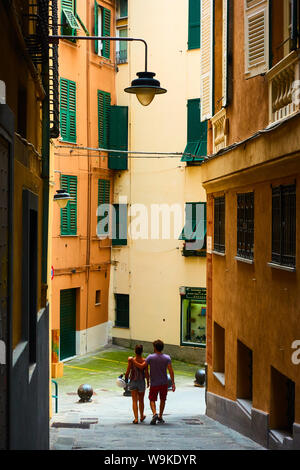 Genova, Italia - Luglio 06, 2019: la vecchia strada di Genova con passeggiate giovane Foto Stock