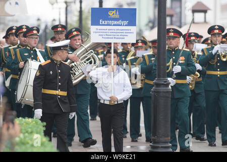 La RUSSIA, KAZAN 09-08-2019: uno strumento a fiato parade - un uomo con una piastra che dice Yekaterinburg Orchestra Foto Stock