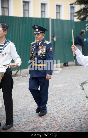 La RUSSIA, KAZAN 09-08-2019: uno strumento a fiato parade - un uomo vecchio veterano con medaglie sulla sua giacca camminando sulla strada Foto Stock