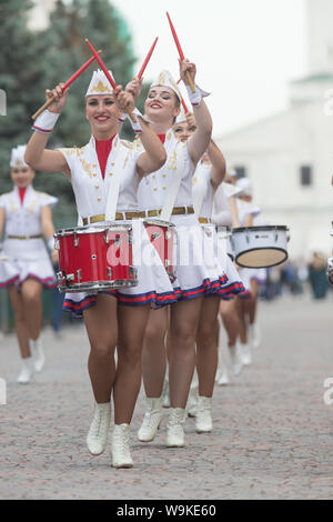 La RUSSIA, KAZAN 09-08-2019: uno strumento a fiato parade - donne in piccole gonne a giocare i tamburi di rosso Foto Stock