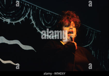 Jo Brand si esibisce sul palco Foto Stock