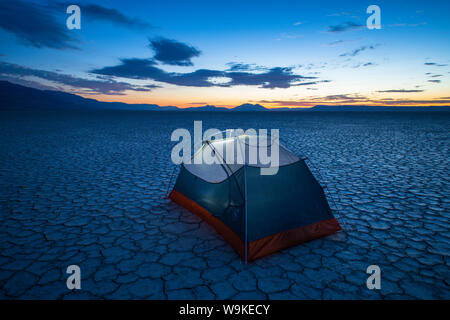 Mattina camp sul deserto Alvord Playa, Oregon Foto Stock