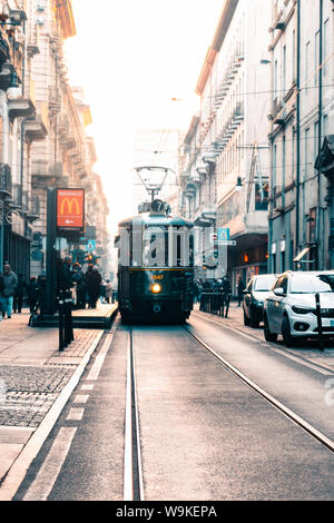 Il tram verde della città di Torino Italia Foto Stock