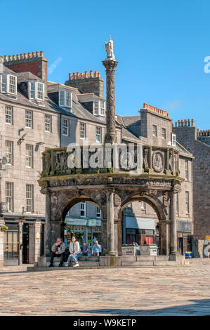 Il Mercat Cross nel cuore di Aberdeen progettato e costruito da John Montgomery nel 1686 da sandsctone. Foto Stock