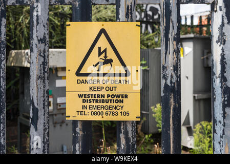 Avviso di colore giallo segno esterno Western Power Distribution elettricità sub-station dicendo Tenere fuori pericolo di morte Foto Stock