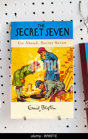 Copia di andare avanti, Secret Seven da Enid Chelmsford in vendita nel bookshop finestra. In primo luogo pubblicato in 1953. Uno dei suo segreto sette serie di libri per bambini Foto Stock
