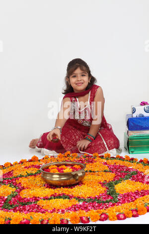 Ragazza rendendo rangoli Foto Stock