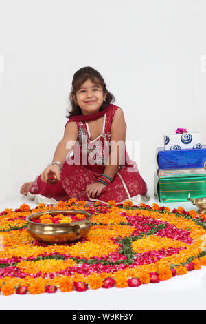 Ragazza rendendo rangoli Foto Stock