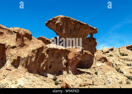 Valle del deserto con le colline rocciose sotto il luminoso cielo blu, rocciosa e arido paesaggio di montagna in altipiano boliviano, Bolivia Foto Stock