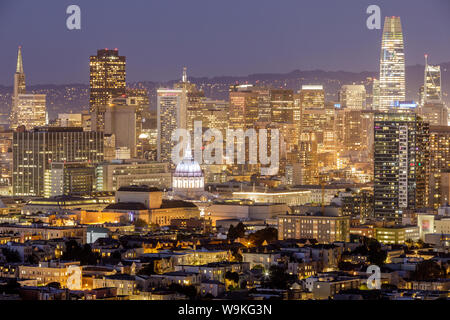 Vista di San Francisco Downtown da Corona altezze e Castro quartieri. Foto Stock