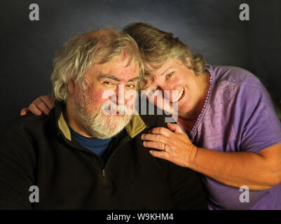 Una felice coppia di sposi nel loro 70s Foto Stock