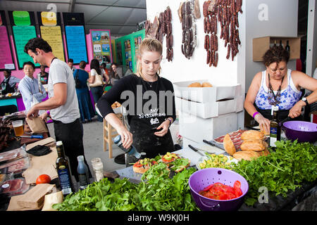 Johannesburg, Sud Africa - 24 Novembre 2012: Chef rendendo e serve pasti da asporto al food festival di stallo del fornitore Foto Stock