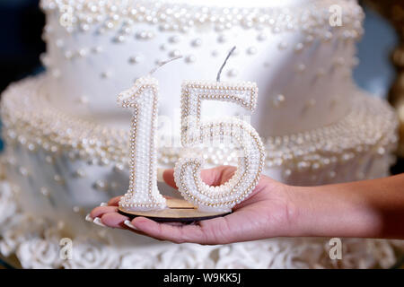 Torta di partito, 15 anni torta di compleanno, quindici anni. Festival, bellissimo. Foto Stock