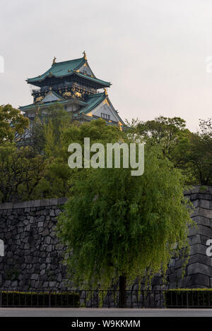 Basso angolo vista del castello di Osaka contro il cielo chiaro durante il tramonto Foto Stock