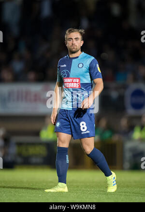 Alex Pattison di Wycombe Wanderers durante la Coppa Carabao 1. round match tra Wycombe Wanderers e la lettura presso Adams Park, High Wycombe, Inghilterra o Foto Stock