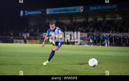 Alex Pattison di Wycombe Wanderers prende la sua penalità durante la Coppa Carabao 1. round match tra Wycombe Wanderers e la lettura presso Adams Park, alta Foto Stock