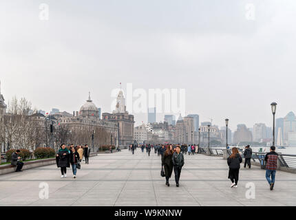 Il Bund () Waitan e il fiume Huangpu agli inizi di marzo 2019 quando la AQI (indice di qualità dell'aria) è stato di oltre 200, Shanghai, Cina Foto Stock