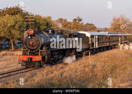 Victoria Falls, dello Zimbabwe - 2 Agosto 2019: Treno a vapore con motore a Victoria Falls, tirata dalla Zambia Ferrovie locomotiva a vapore 204. Foto Stock