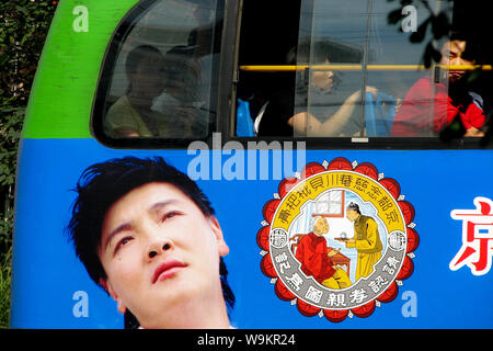Faccia su un bus Foto Stock